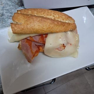 Montado De Magreta Con Tomate Y Queso