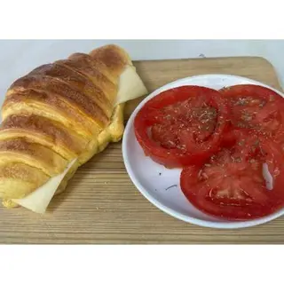 Croissant com queijo e tomate