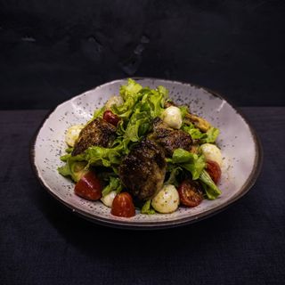 Salată cu pui prăjit