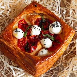 Слойка з томатами