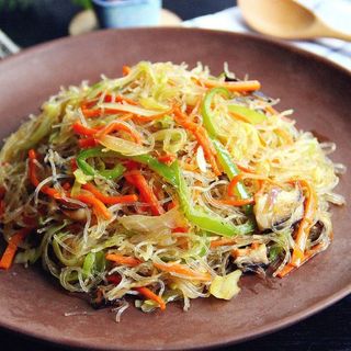 Spaghetti di soia con maiale piccante