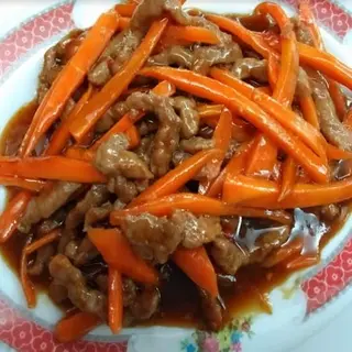 Ternera con salsa picante y zanahorias