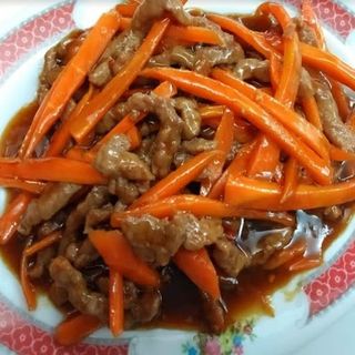 Ternera con salsa picante y zanahorias