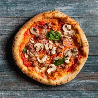 Salsiccia e funghi freschi