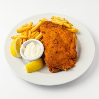 Zagrebački svinjski odrezak, pommes frites, tartar umak, limun