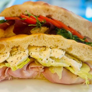 Focaccia bianca farcita