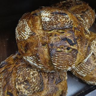 Chleb pszenny z curry i konfiturą z czerwonej cebuli