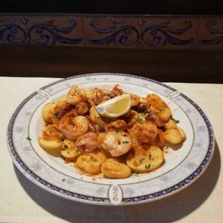 Calamar si creveti pe pat de cartofi prajiti