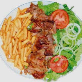 Plato kebab con carne +patatas fritas +ensalada y salsas 