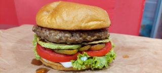 Балкански биволски бургер