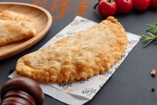 Чебурек з м'ясом та сиром