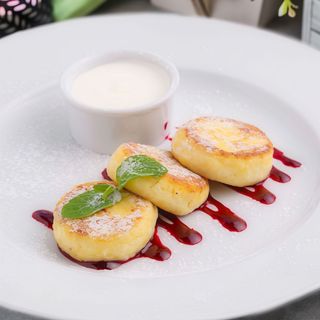 Сирники зі сметаною та ягідним джемом (150/30г)