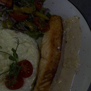 Стейк лосося в сливочном соусе с ризотто