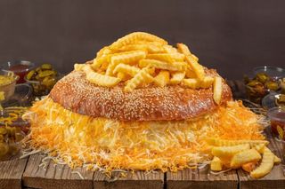 ხუთი ყველის ბურგერის ტორტი