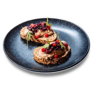 BRUSCHETTA CU PATE DIN FICAT DE PUI ȘI GEM DE CEAPĂ ROȘIE