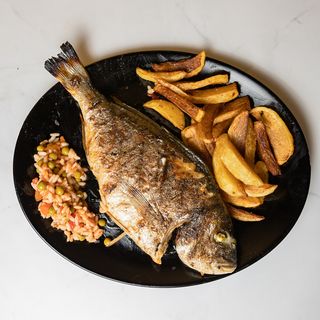 Svježa orada s prilogom