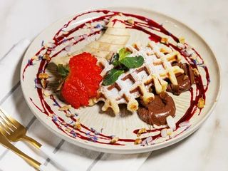 Бельгійські вафлі з нутеллою, горішками та бананом