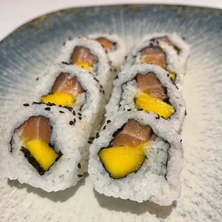 49D. Salmon Mango Roll (8 Uds.)