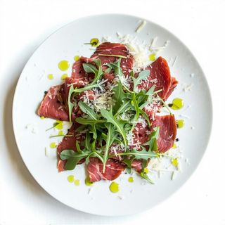 Carpaccio di manzo con rucola e scaglie di grana