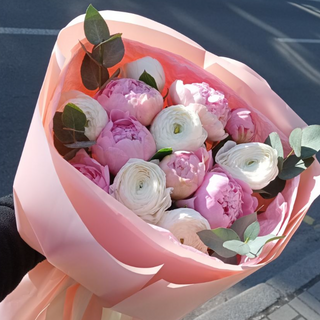 Мікс Піон з іншими квітами 