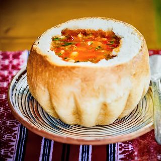 Ciorbă de fasole în bol de pâine