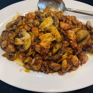 62. Pollo Con Champiñones