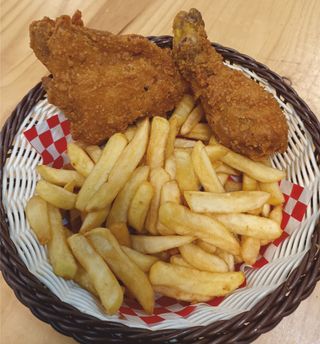 2 Piezas de Pollo a la Broaster + Patatas Fritas + Salsas*