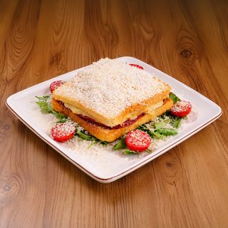 Sandwich cu șuncă, scramble și mozzarella