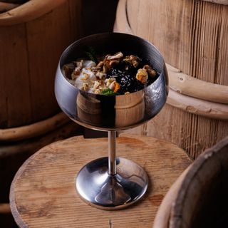 Пряний чорнослив у вині під йогуртовим кремом та горіхами  (220 г)