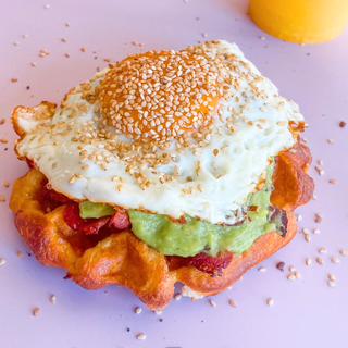 Gofre, huevo y guacamole