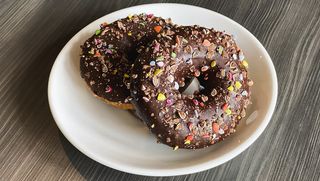 Пончик з кремовою начинкою з лісових горіхів