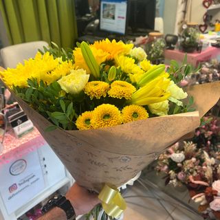 ramo de flores  amarillas variadas