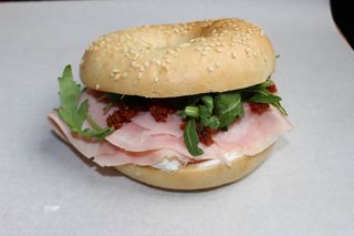 Bagel de tomate seco e fiambre
