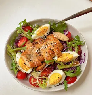 poke ensalada de pollo