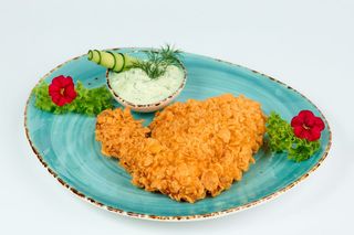 Şniţel de pui in crustă de fulgi de porumb cu sos tzatiki