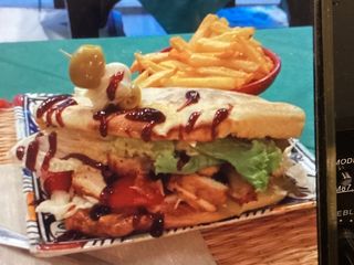 Pannino con pollo e insalata e salse 