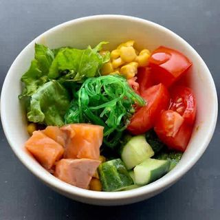 Боул с лососем и овощами