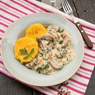 Ciulama de pui cu ciuperci si mamaliga