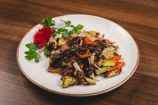 28b. Jagnjetina sa prazilukom, šargarepom i paprikom