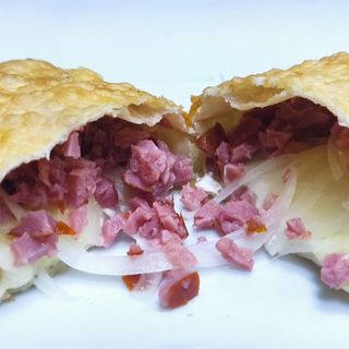 Pastel de feira CALABRESA ( 18 cm aprox. )