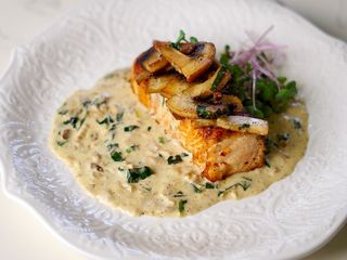 Стейк лосося під соусом з білих грибів (350g)