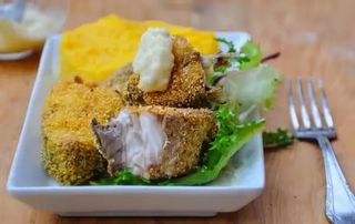 Crap prajit cu mamaliguta si mujdei