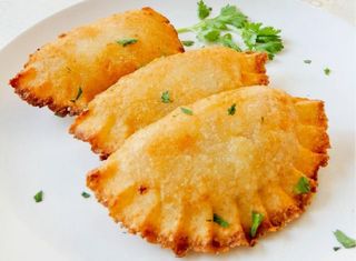 Empanadas Dominicanas Especiales De Vegetal Y Queso (1 Ud.)