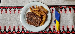 Ceafă de porc baituita romaneste la jar