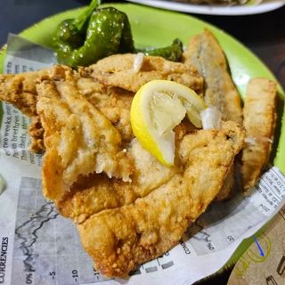 Ración de boquerones fritos en adobo