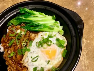 黑椒盖饭Cazuela de arroz con huevo frito y salsa a la pimienta negra