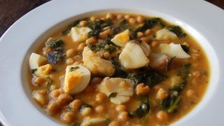 Garbanzos Guisados con Bacalao y Espinacas (1 Ración)