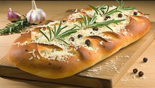Focaccia cu parmezan, rozmarin si usturoi
