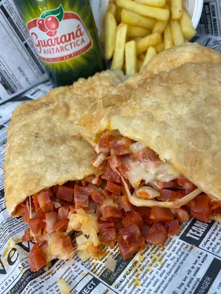 Pastel com Bebida e Batata