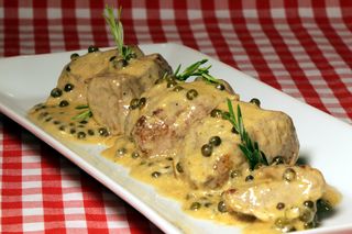 Filete de cerdo con salsa de pimienta verde con patatas al horno